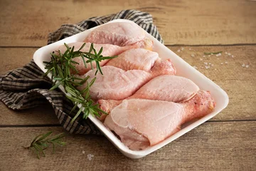 Эксперты объяснили, почему мыть сырую курицу перед готовкой опасно