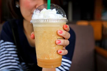 Технолог предостерегла от использования пластиковых стаканов в жару